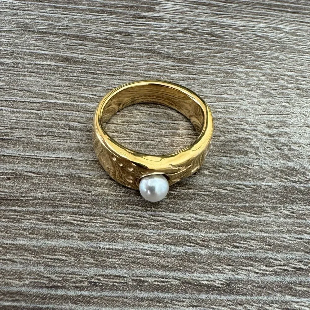 Bohemian ring A1027